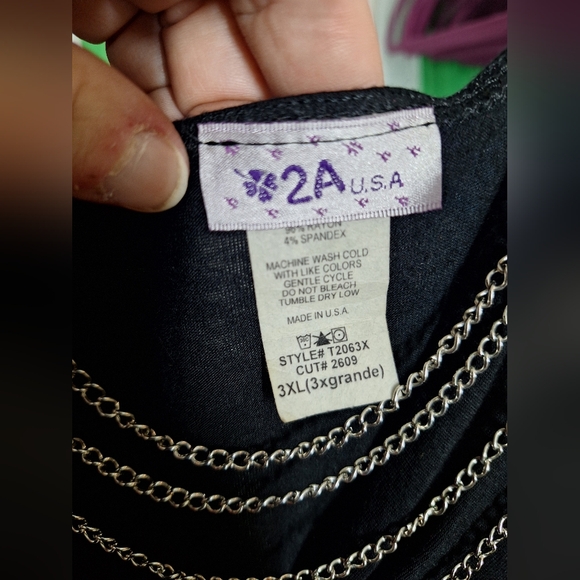 2A black v-neck tank top with chain decor size 1X - Picture 4 of 4